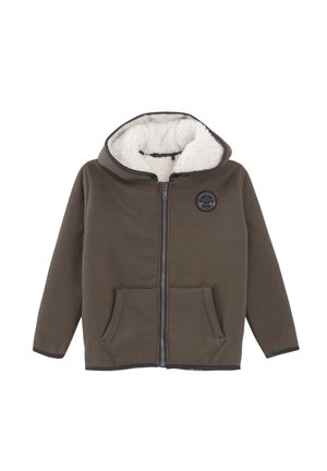 Sudadera con cremallera color verde oliva, con un interior blanco de felpa, dos bolsillos frontales y un parche de logo circular en el lado izquierdo del pecho.