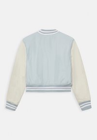 Lichtblauwe bomberjack met crèmekleurige mouwen, ribgebreide manchetten en zoom. Heeft gestreepte details in wit en lichtblauw. Zachte, gladde textuur.
