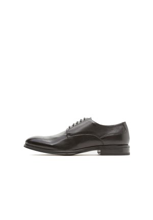 Zapato de vestir de cuero negro con punta redondeada, textura suave, cordones de seis ojetes y tacón plano con un ligero brillo.