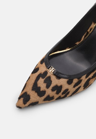 Pantof cu toc stiletto cu imprimeu de leopard, vârf ascuțit, textură asemănătoare cu cea a suedului, bordură din piele neagră și detaliu cu logo auriu aproape de deschidere.