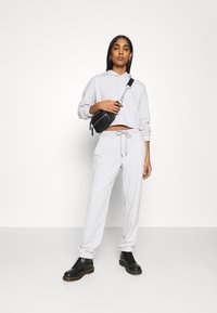 Noisy May Pantaloni Jogging In Pile Con Logo – Nmlupa Nw Logo Pants, Comodi Per Il Tempo Libero O Lo Smart Working - 3