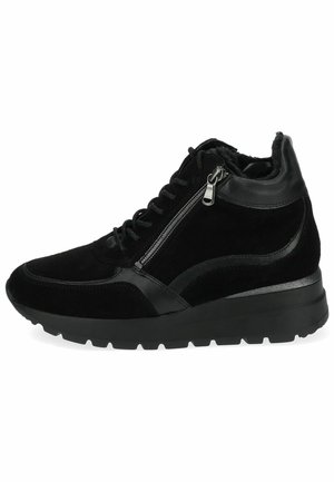 Sneaker alta in suede nera con un accento in pelle liscia, zip laterale e suola testurizzata per una migliore aderenza. I lacci si estendono lungo la parte anteriore.