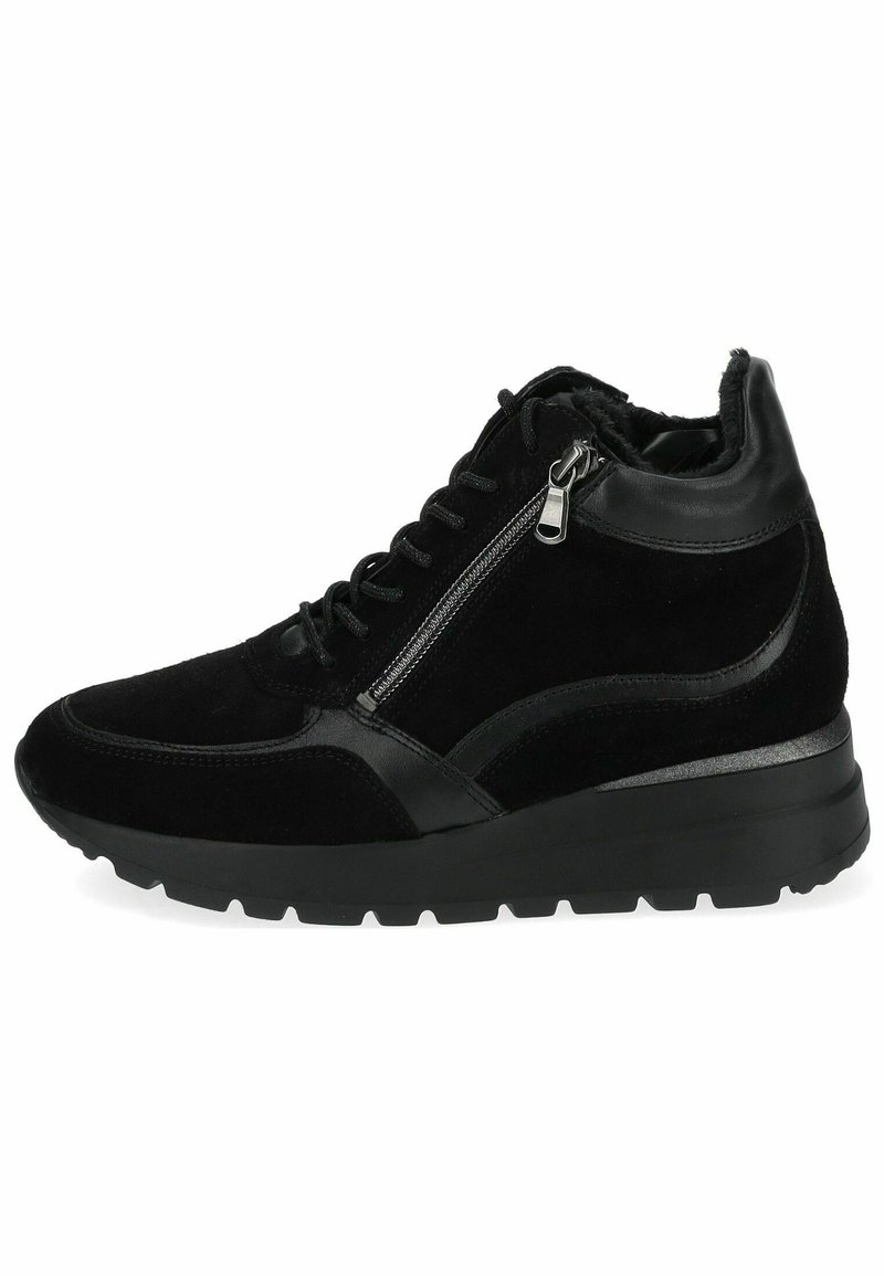 Sneaker alta in suede nera con un accento in pelle liscia, zip laterale e suola testurizzata per una migliore aderenza. I lacci si estendono lungo la parte anteriore.