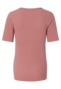 Roze geribbelde t-shirt, korte mouwen, ronde halslijn, zachte textuur, iets langere achterzoom. Geen zichtbare patronen of hardwaredetails.