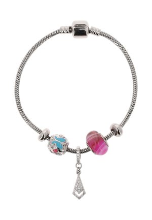 Brățară șarmă argintie cu trei talismane distincte: fluture albastru cu flori roșii, mărgea roz cu dungi, și pandantiv de cristal atârnător.
