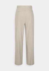 Beige randiga byxor med rak bendesign, utrustade med två bakfickor och en slät tygtextur.