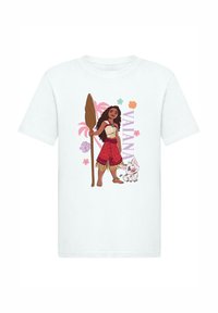 Camiseta blanca con una personaje de cabello largo, vestida con un traje rojo y beige, sosteniendo un remo de madera, con un cerdo a su lado y acentos florales.
