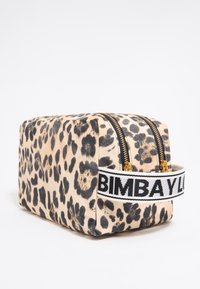 Leopardimustriga kosmeetikatooted kott pehmes kangas, ristküliku kujuga, kahel kuldse tõmblukuga, must-valge rihmaga, millel on "BIMBA Y LOLA" logo.
