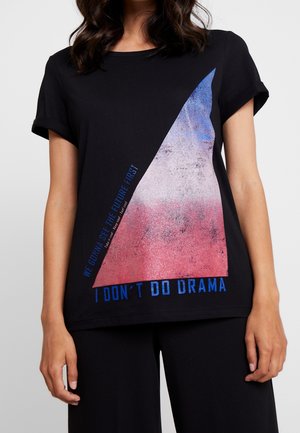 T-shirt en coton noir avec un design graphique multicolore présentant une forme triangulaire, des couleurs texturées de bleu, rose et gris, et des accents de texte.