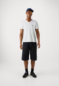 Abercrombie & Fitch NEUTRAL VNECK 3 PACK - T-shirt - bas - white/heather grey/black