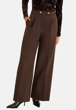 Braune weite Hose mit hoher Taille, zwei Fronttaschen und goldenen Knopf-Details. Glattes Material mit einer taillierten Passform.