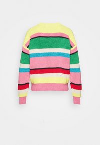Kolorowy sweter z dzianiny, z poziomymi paskami w kolorach różowym, zielonym, żółtym, niebieskim i czarnym; tekstura prążkowana; okrągły dekolt; długie rękawy.