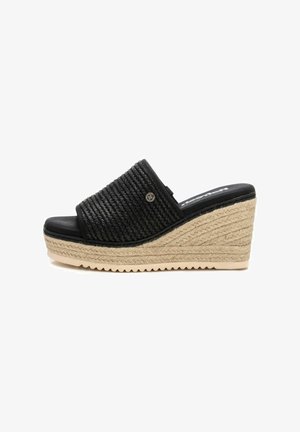 Sandali con zeppa nera caratterizzati da una parte superiore texture, una fascia elastica e una piattaforma in juta intrecciata con suola antiscivolo texture.