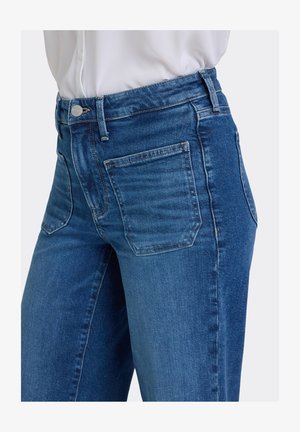 Jean en denim bleu avec une coupe taille mi-haute, avec deux poches arrière et une texture lisse. Fermeture par bouton en métal et passants pour ceinture à la taille.
