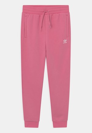 Pantalon de jogging Adidas rose avec taille élastique, cordon de serrage réglable, poches latérales, chevilles resserrées et petit logo Adidas blanc sur la cuisse gauche.