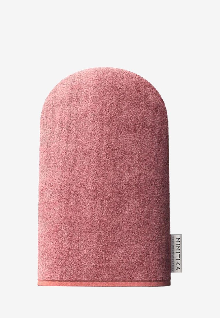 Miękka różowa tkaninowa etui o zaokrąglonym wierzchu, z gładkim brzegiem i małą metką z napisem "MIMITIKA" w prawym dolnym rogu.