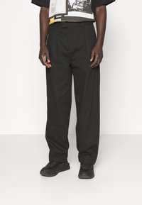 Svarta vida byxor i en bomullsblandning, med en enkel design, framfickor och en klassisk midja för en skräddarsydd passform.