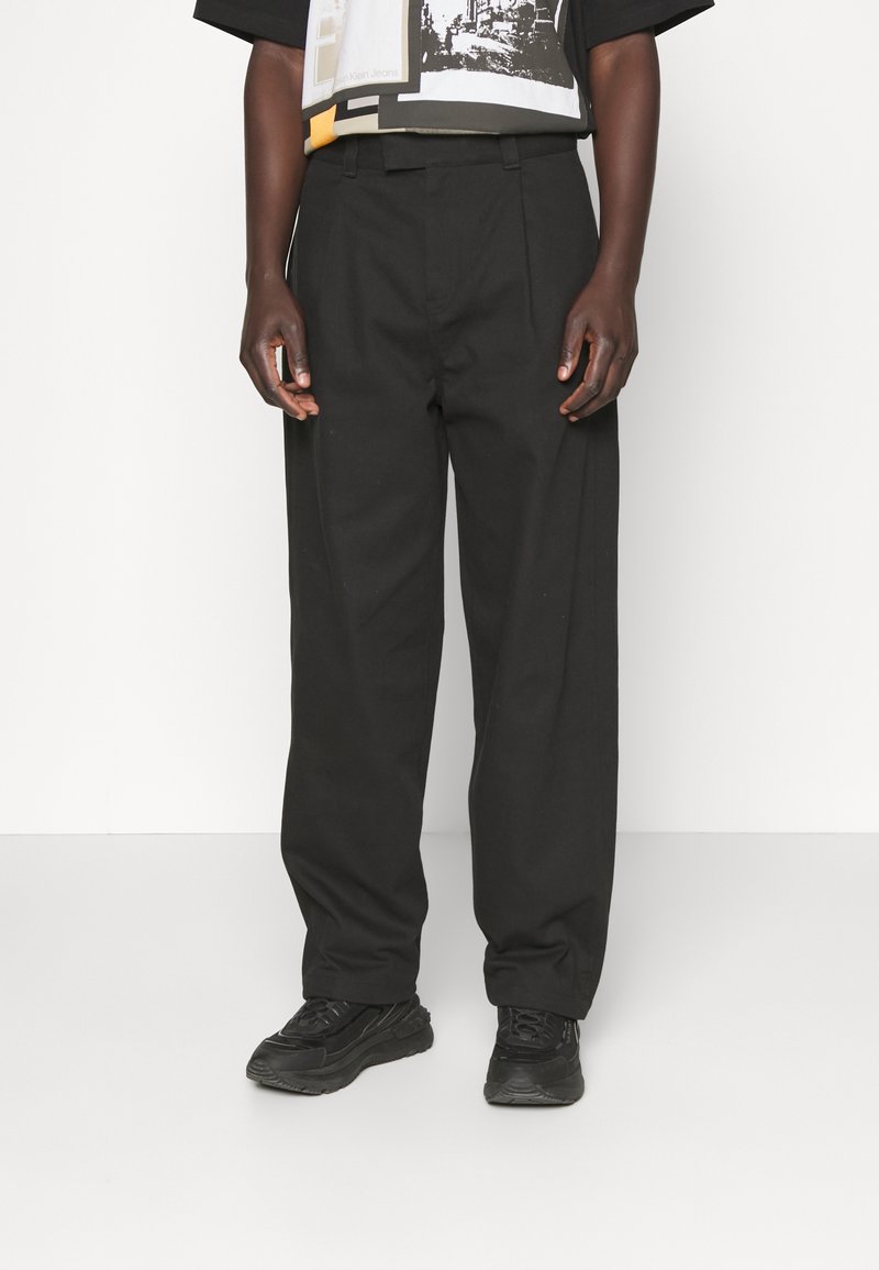 Svarta vida byxor i en bomullsblandning, med en enkel design, framfickor och en klassisk midja för en skräddarsydd passform.