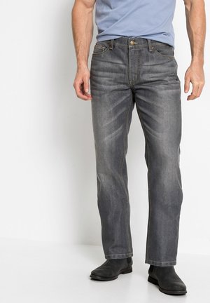 Jean en denim gris foncé avec une coupe droite, des coutures claires, un design à cinq poches et une fermeture à bouton doré à la taille.