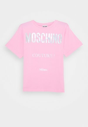 T-shirt Moschino rose à manches courtes avec texte argenté ""MOSCHINO," "COUTURE!" et "Milano"" sur le devant.