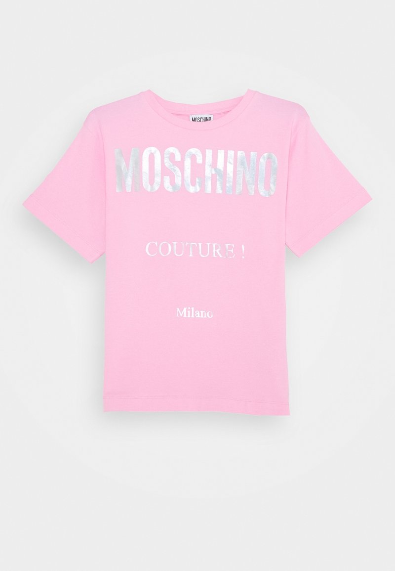 T-shirt Moschino rose à manches courtes avec texte argenté ""MOSCHINO," "COUTURE!" et "Milano"" sur le devant.
