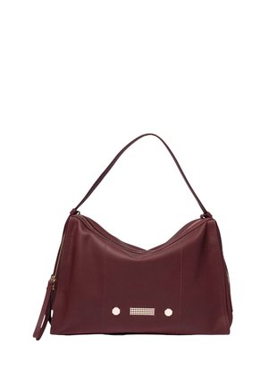 Sac à main en cuir bordeaux avec une forme courbée, fermeture éclair, une poignée unique et des détails accentués comprenant des clous métalliques et un panneau texturé.