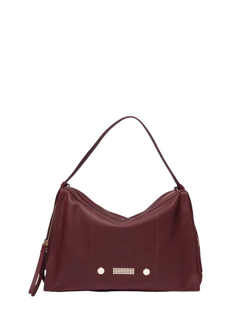 Bordeaux lederen handtas met een gebogen vorm, ritssluiting, een enkel handvat en accentdetails zoals metalen studded en een textured paneel.