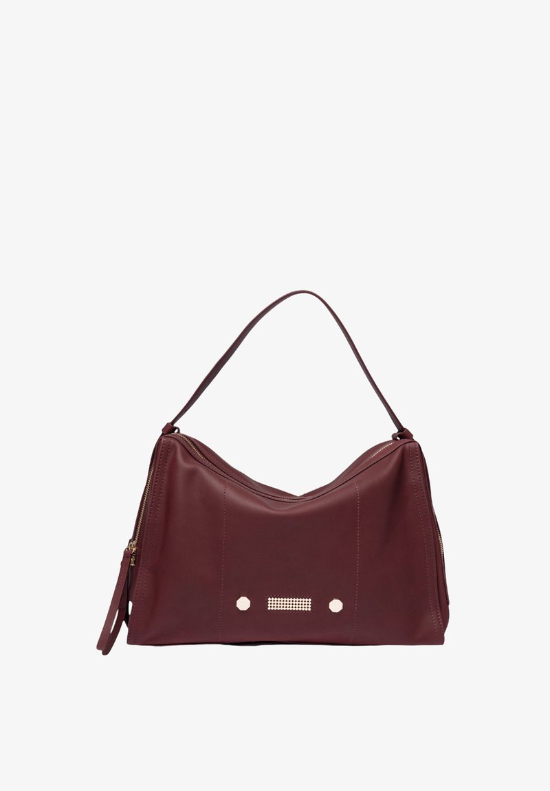 Bordeaux lederen handtas met een gebogen vorm, ritssluiting, een enkel handvat en accentdetails zoals metalen studded en een textured paneel.