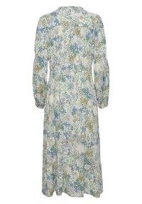 Robe à imprimé floral sur fond clair, avec des nuances de bleu et de vert. Manches longues bouffantes et coupe décontractée avec un ourlet à volants.