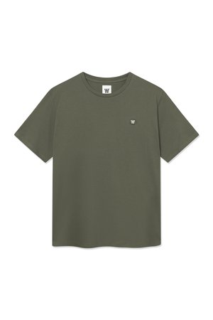 Jednoduché olivovo zelené tričko s krátkym rukávom a okrúhlym výstrihom, s malým bielym kruhovým logom "W" na ľavej hrudi.