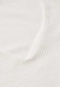 Weißer, gerippter Stoff mit glatter, geschichteter Textur; hat ein sanftes, leichtes Erscheinungsbild. Ein leichter Glanz verstärkt die insgesamt subtilen Details.