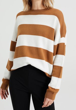 Gebreide trui met horizontale strepen in bruin en wit. Ruime pasvorm met lange mouwen en geribbelde manchetten. Zachte textuur.