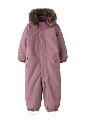 Combinaison de ski mauve une-pièce pour enfant avec capuche bordée de fourrure, poignets élastiques, protège-fermeture éclair à l’avant et détails réfléchissants aux poignets et aux jambes.
