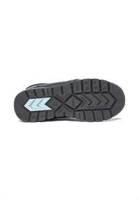 Suela de zapatos de goma negra con surcos profundos, con un acento azul y patrones texturizados y elevados. Texto y símbolos incrustados en el diseño.