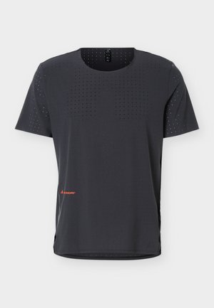 Sort atletisk T-shirt med korte ærmer med små perforerede huller over det hele og en lille rød "KUMORI"-logo på nederste venstre side.