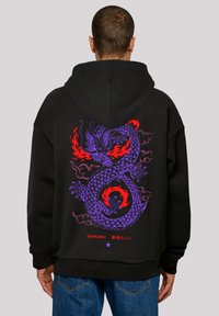 Sudadera negra con un gran diseño de dragón púrpura y detalles rojos y llamas en la parte trasera. Fabricada en un tejido suave con un corte relajado.