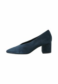 Zapato de tacón de ante azul marino con puntera afilada y tacón cuadrado, que presenta una textura suave y un diseño de corte bajo en la parte delantera.