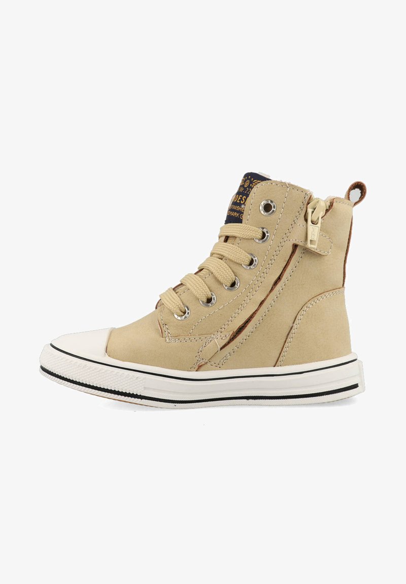 Hoge beige sneaker van suede met een contrasterende zwarte en witte rubberen zool, voorzien van een vetersluiting en een ritssluiting aan de zijkant.