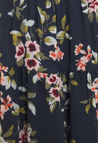 Tejido de vestido floral con un fondo azul marino oscuro y patrones florales coloridos en tonos de rosa, rojo, verde y suaves acentos en crema.