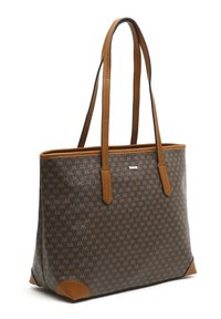 Brun mønstret tote bag med tan faux læderdetaljer, der har to lange stropper og en rektangulær form. Tekstureret overflade med brandlogo.