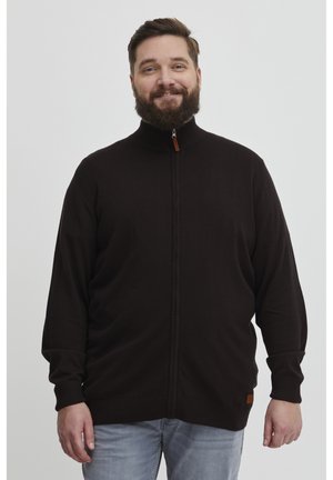 Donkerbruine zip-up trui met een hoge kraag, ribgebreide manchetten en zoom. Bevat een leren label detail aan de onderzijde aan de linkerkant.