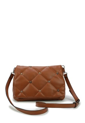 Brązowa, pikowana torba syntetyczna o prostokątnym kształcie. Posiada metalowe akcenty i odczepiany pasek na ramię. Gładka tekstura.