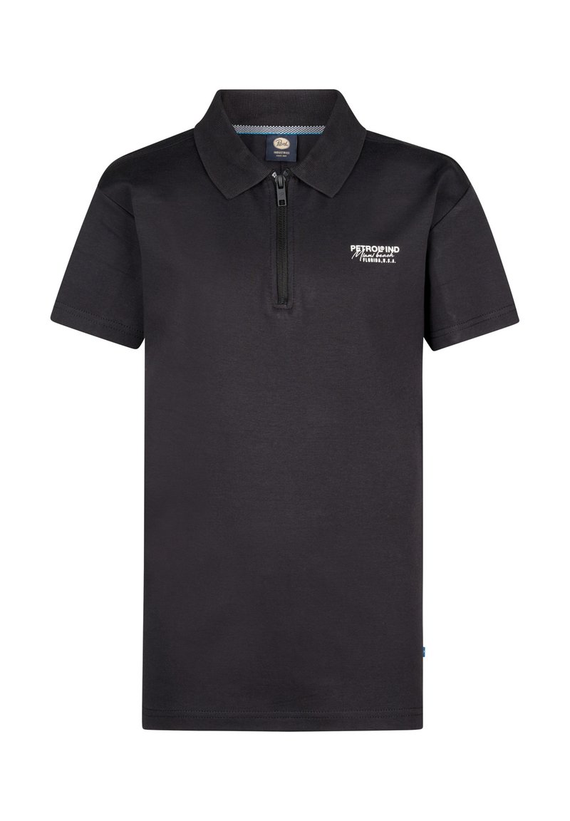 Černé polo tričko vyrobené z bavlny s polo zipem a límečkem. Obsahuje bílé logo na hrudi a krátké rukávy. Hladký povrch.