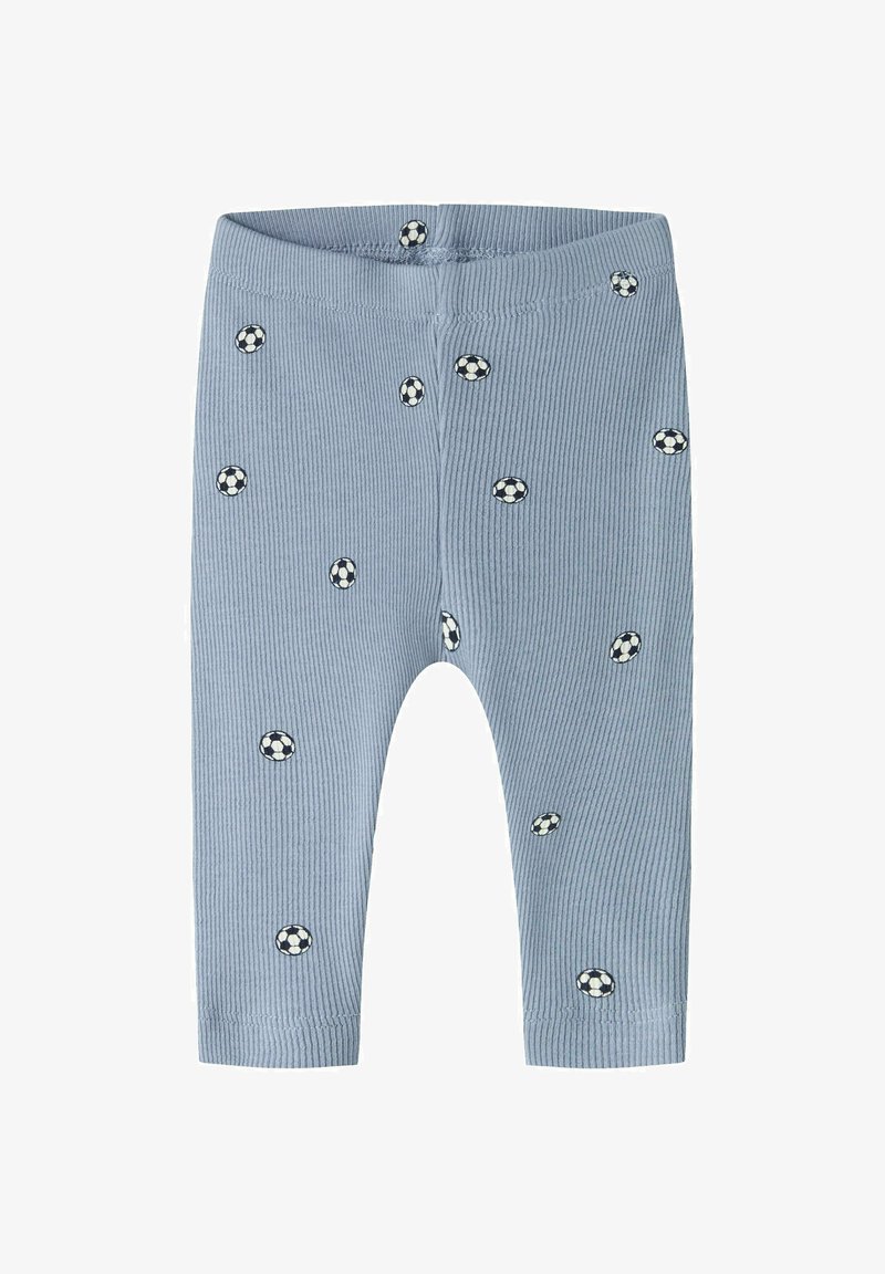 Pantalon bébé côtelé bleu clair avec petits motifs de ballons de football noirs et blancs dispersés sur le tissu.