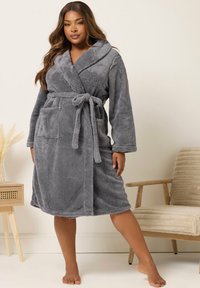 Grå, plysch morgonrock med sjalkrage, långa ärmar och bälte i midjan, utrustad med två framfickor och en mjuk, texturerad yta.