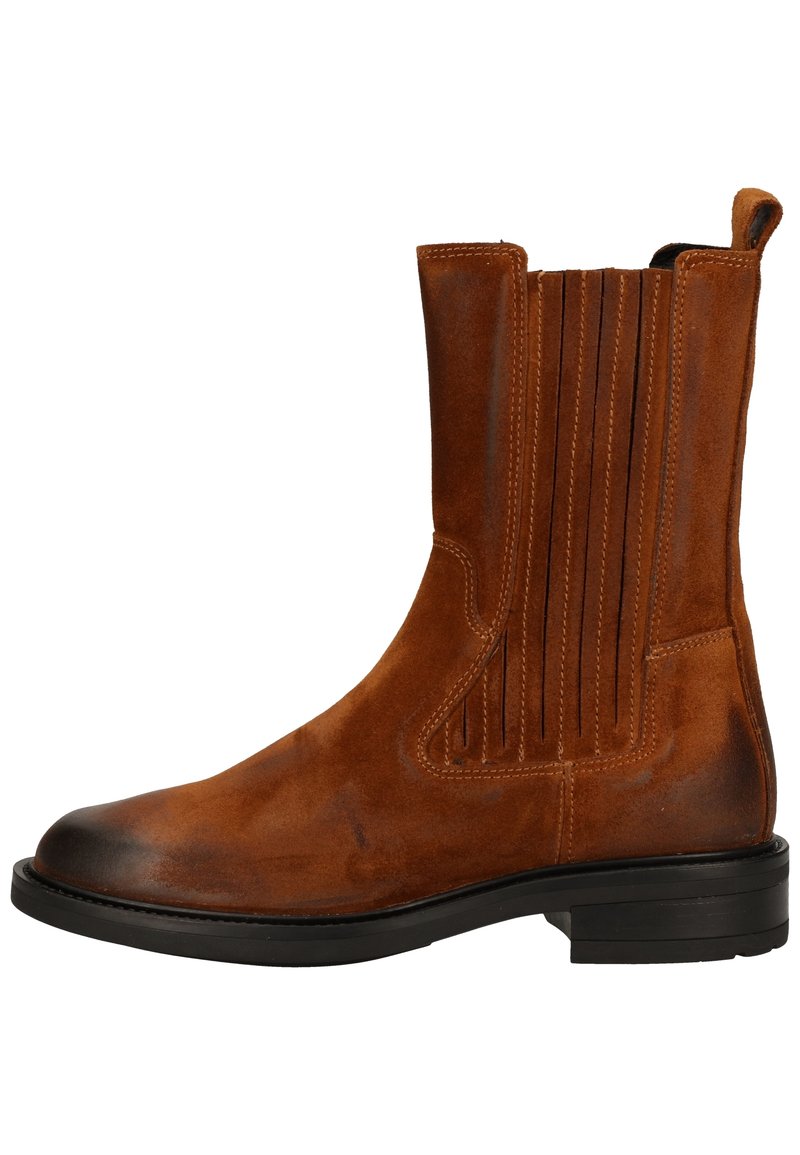 Bottine en daim marron avec des détails à nervures verticales, bout arrondi, semelle noire et languette à l'arrière pour un enfilage facile.