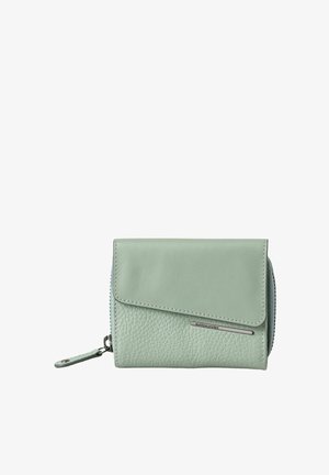 Mintgroene leren portemonnee met een gestructureerde afwerking, ritssluiting en een metallic accentbalk. Beschikt over een klep met gestikte rand en label.