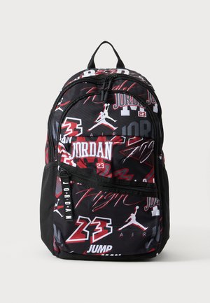 Fekete és piros Jordan hátizsák több cipzárral, márkázott logókkal, valamint a szöveten "23", "Jump" és "Flight" feliratmintákkal.