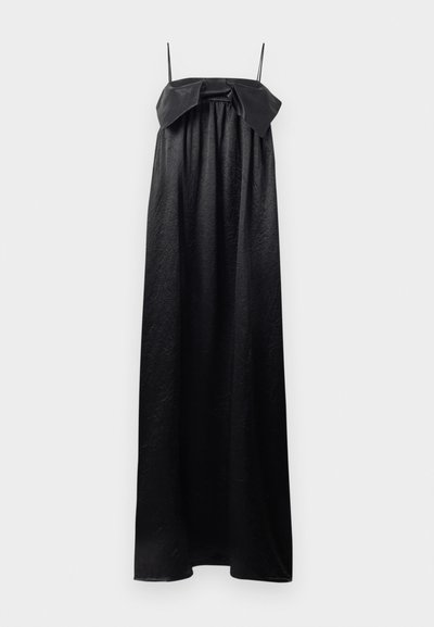 Robe noire longue avec un design structuré et drapé. Présente des bretelles fines, un devant à nœud et une texture lisse. Aucune motif visible.