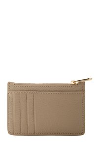 Beige leren kaarthouder met meerdere kaartsleuven, een ritsvak aan de bovenkant, goudkleurige hardware en textuurdetails.